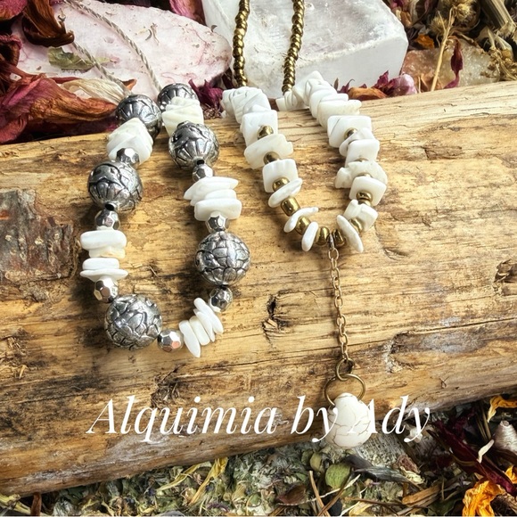 Mother of Pearl in apple green and bronze maxi beads choker bold necklace - Picture 2 of 10